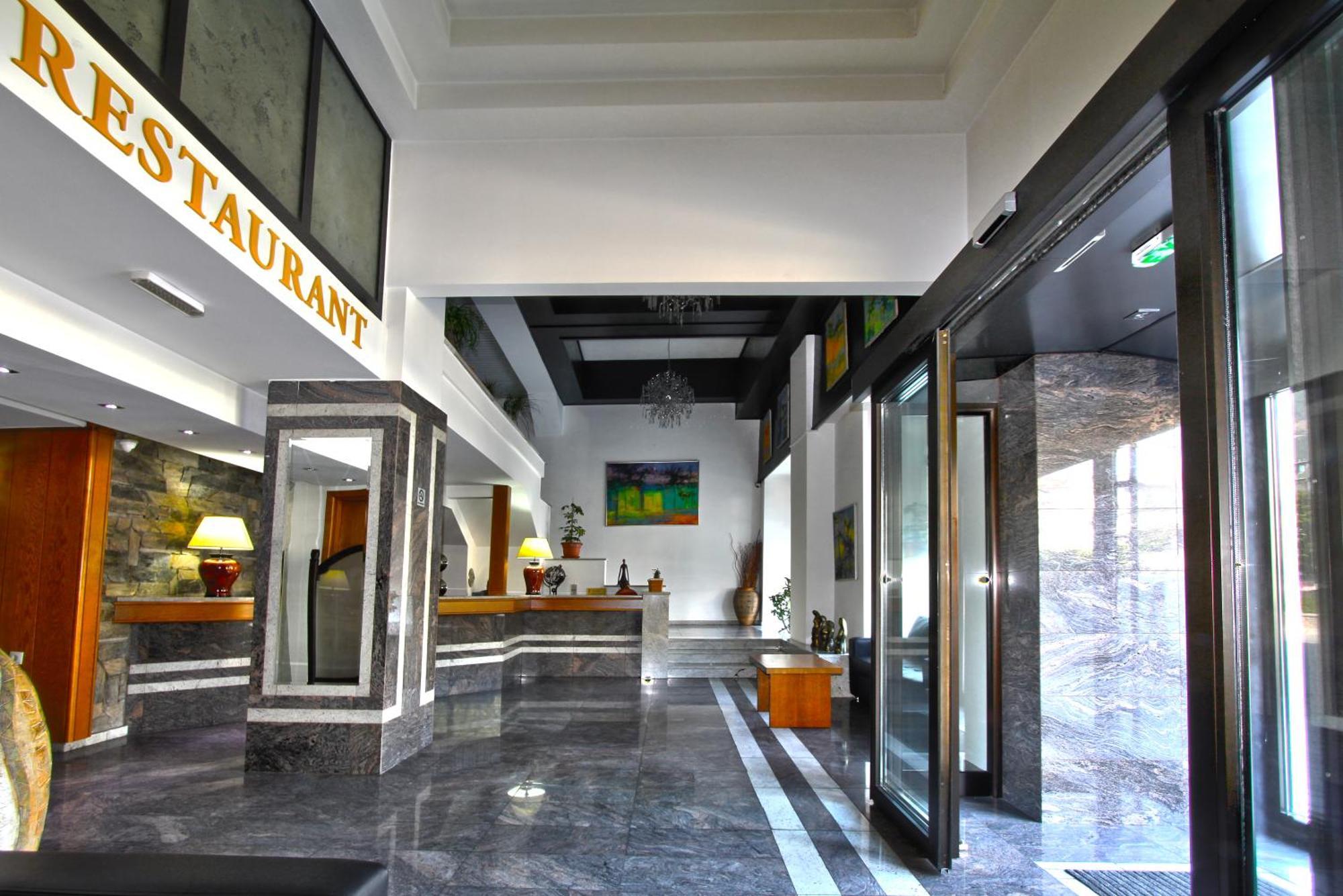טטובו Hotel Lirak מראה חיצוני תמונה